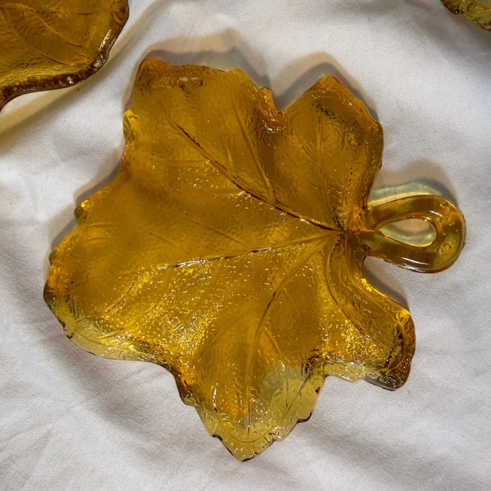 LE Smith Glass Amber Maple Leaf Dishes Set of 4 Gearys Beverly Hills 05218-20